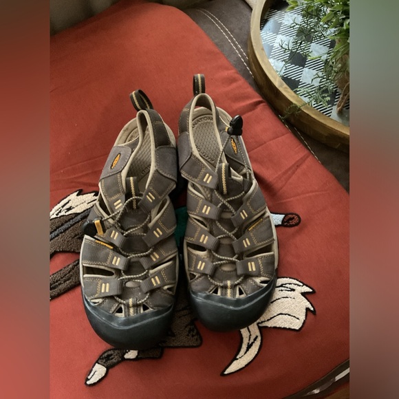 Keen Men’s Newport H2 Sandal  Gray Style Number 1008399 Size 10.5